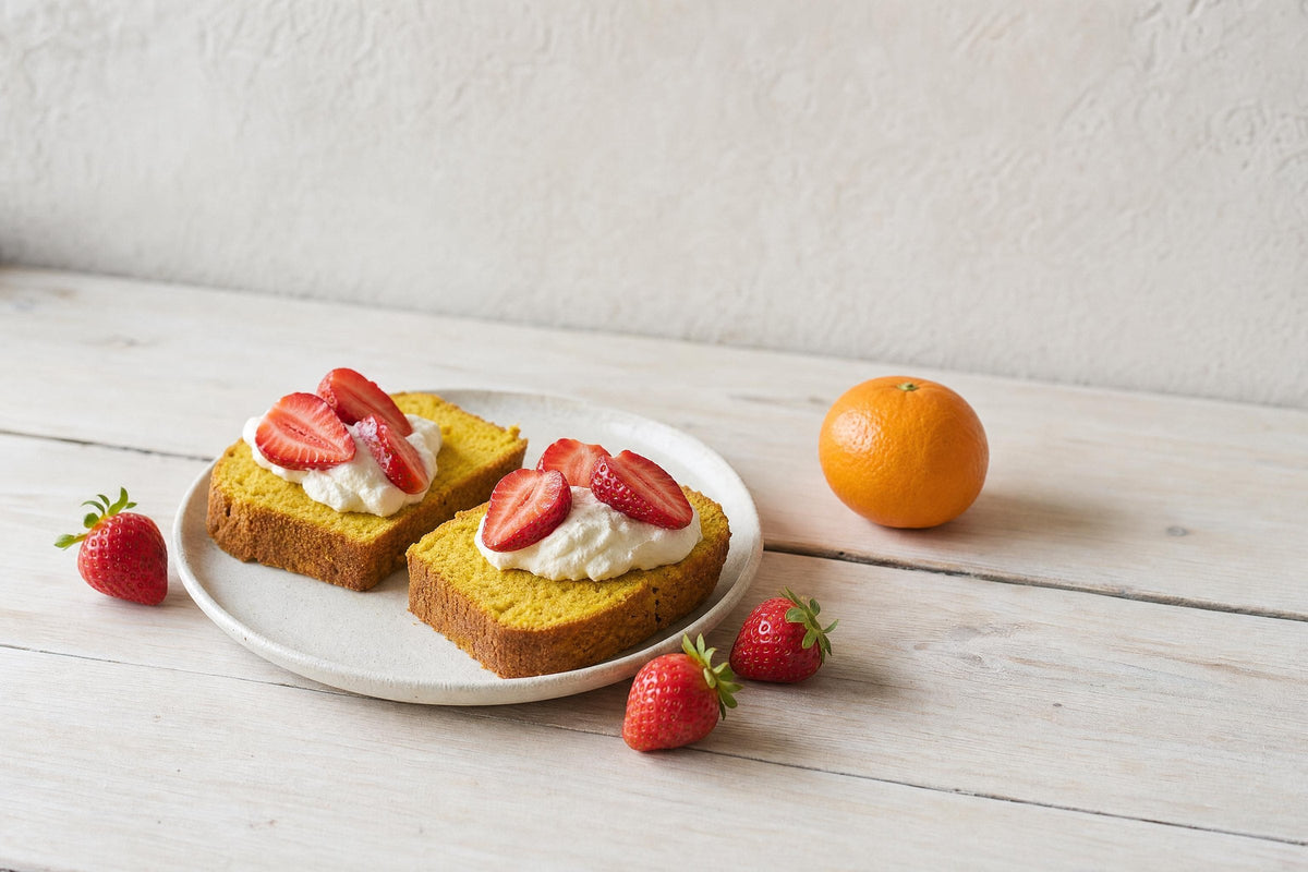 Fruchtiger Kurkuma-Kuchen mit Erdbeeren