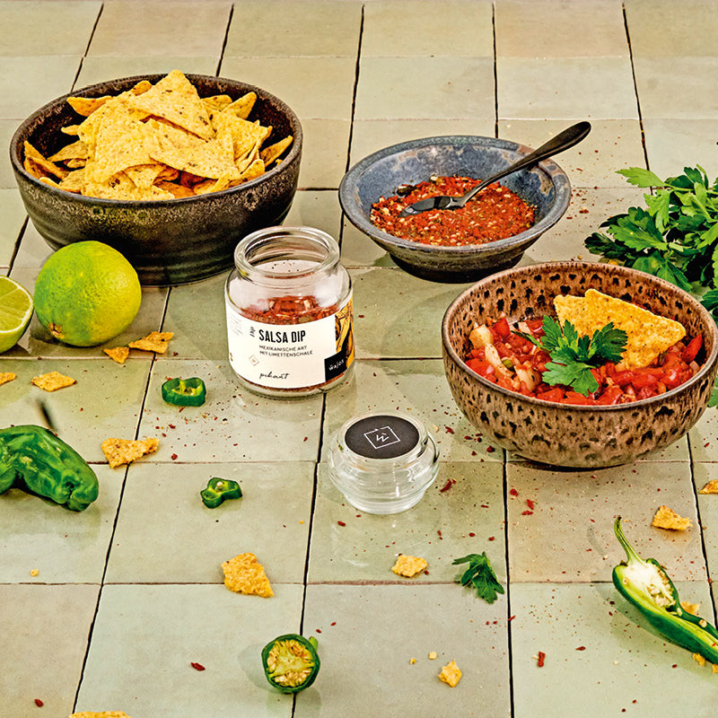 Wajos Salsa Dip mit Nachos und Limette