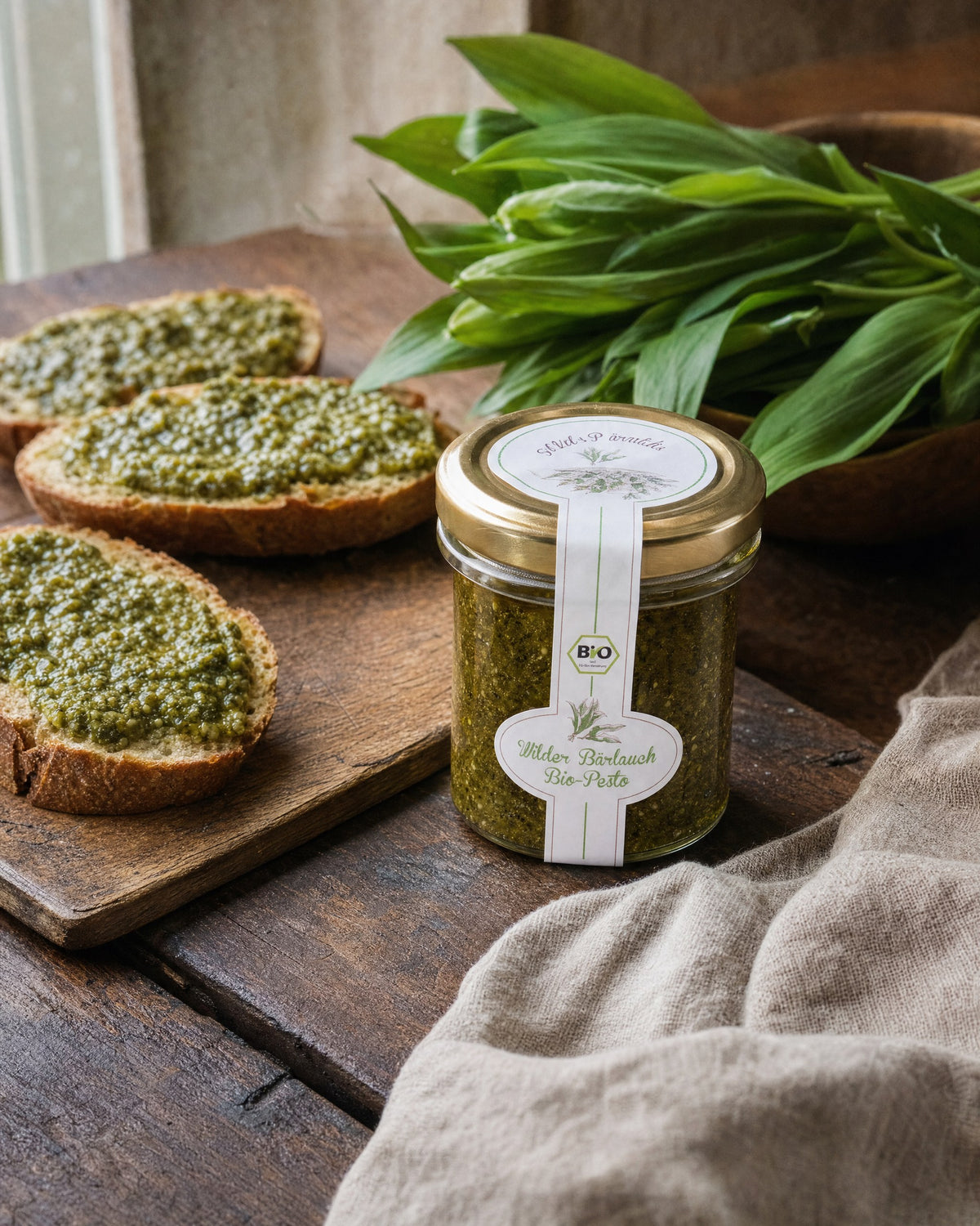 sell g'machts Bio Wilder Bärlauch Pesto mit gerösteten Brotscheiben und einem Bund Bärlauch