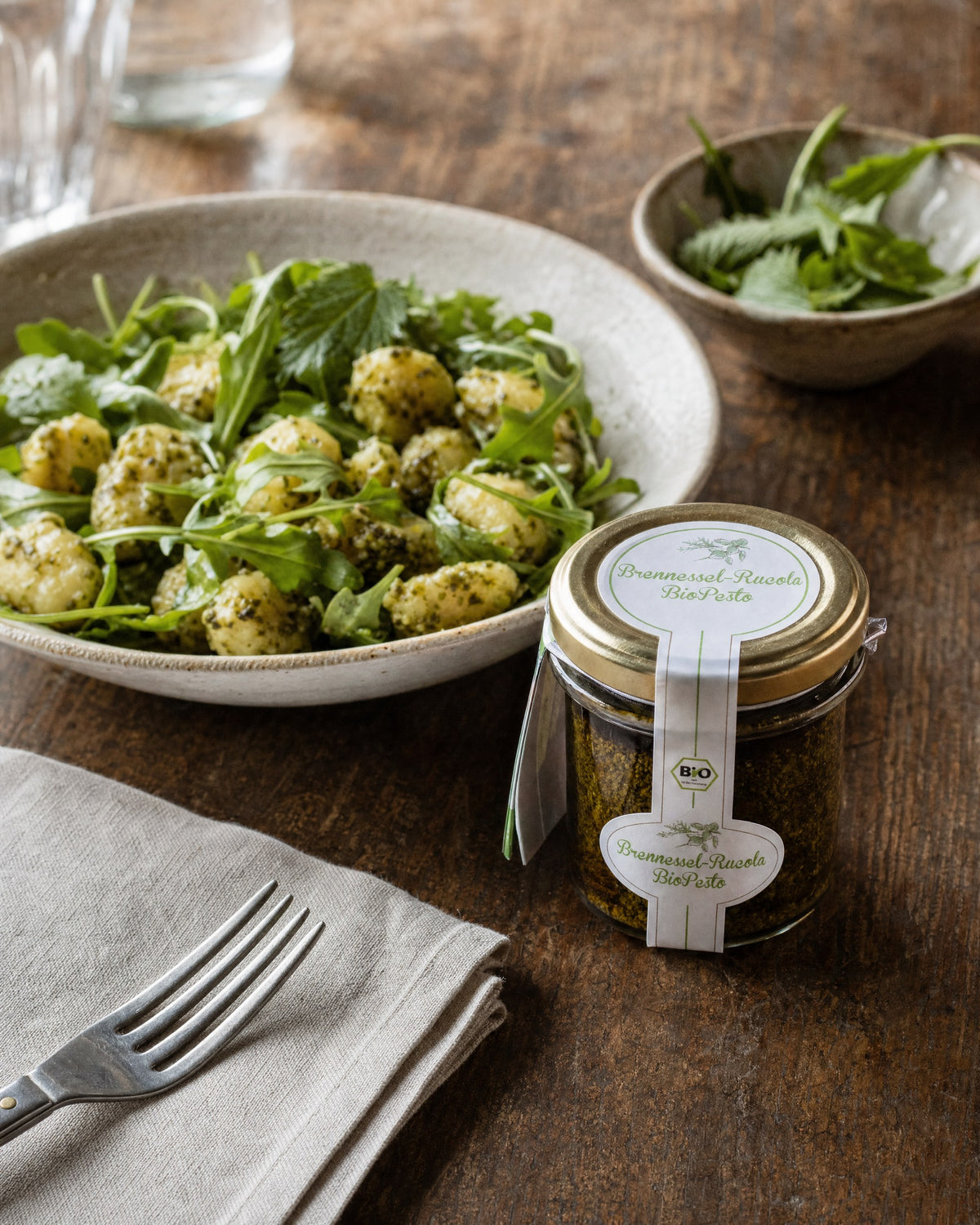 sell g'machts Brennessel Rucola Bio Pesto neben einer Schale Gnocchi mit grünem Pesto und Rucola