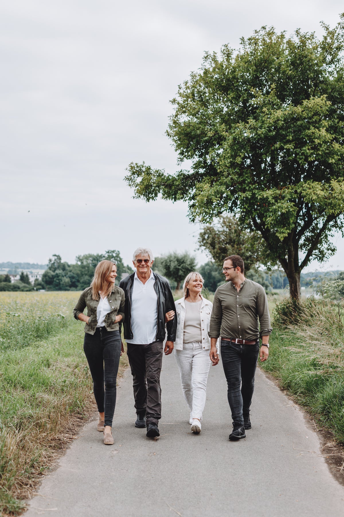 Familie Baensch von der Ölmühle Solling auf einem Feldweg im Weserbergland. Foto: Ölmühle Solling/Maike Wittreck